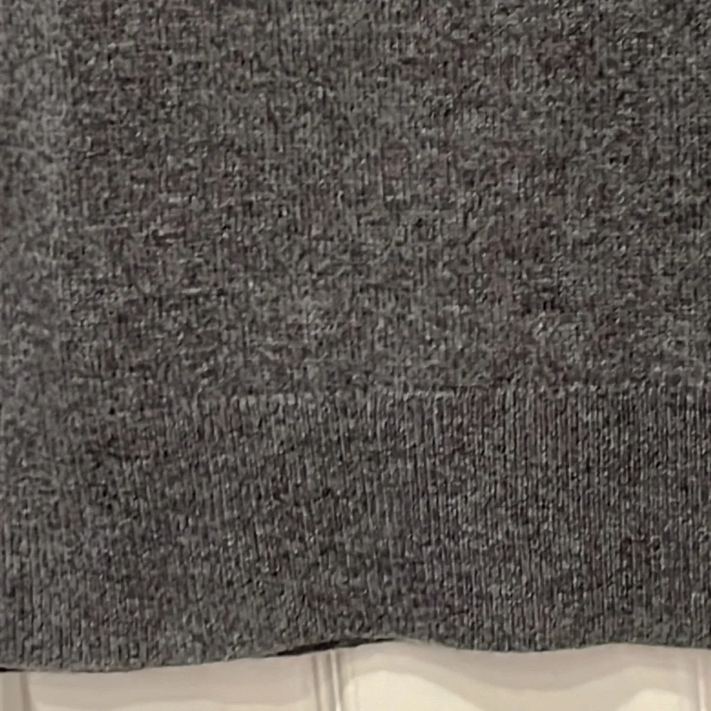 100% Cashmere Men’s V-neck by Halogen. Ribbed along V-neckline, waist & sleeve - Picture 10 of 11